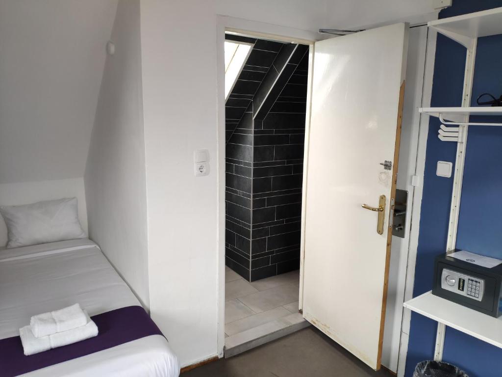 Четырехместный (Четырехместный номер с собственной ванной комнатой) отеля Hotel Bellington, Амстердам
