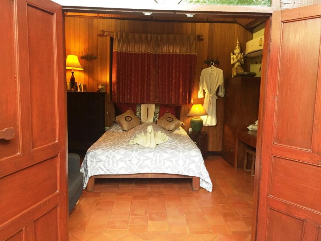 Двухместный (Улучшенный номер с кроватью размера «queen-size») гостевого дома Shanti Lodge, Бангкок