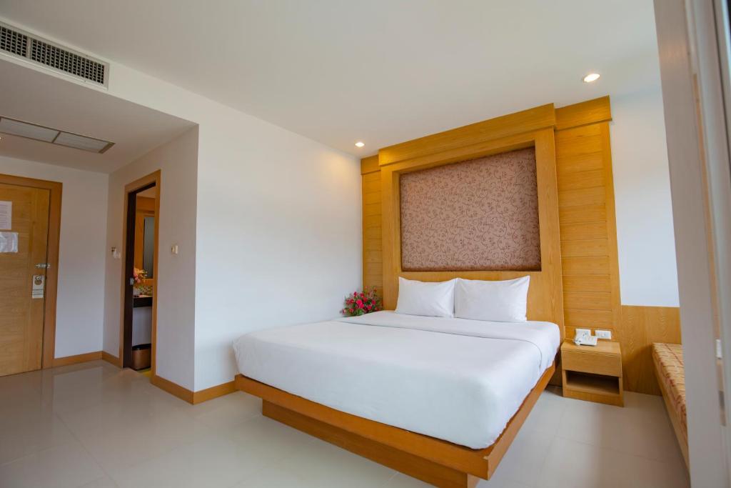 Двухместный (Номер Премиум с балконом и видом на бассейн) отеля Sungthong Kamala Beach Resort, Пхукет