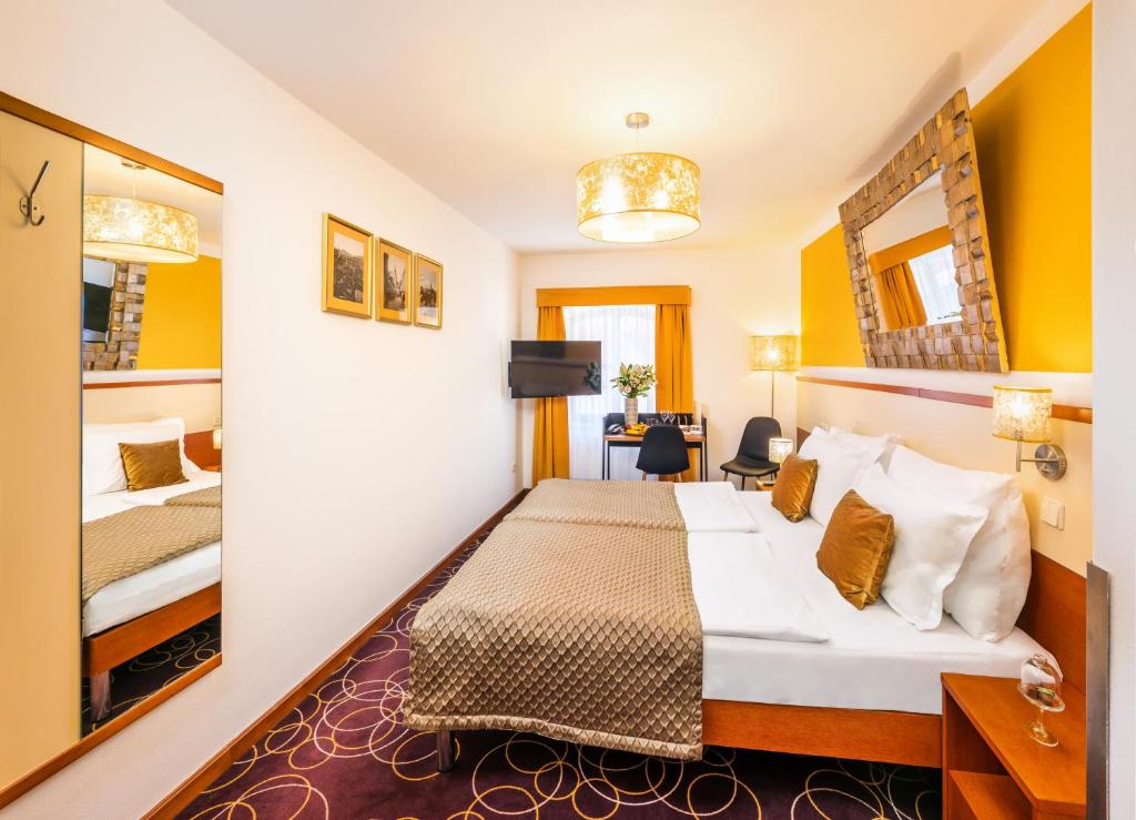 Двухместный (Улучшенный двухместный номер с 1 кроватью или 2 отдельными кроватями) отеля Bellevue Cesky Krumlov, Чески-Крумлов