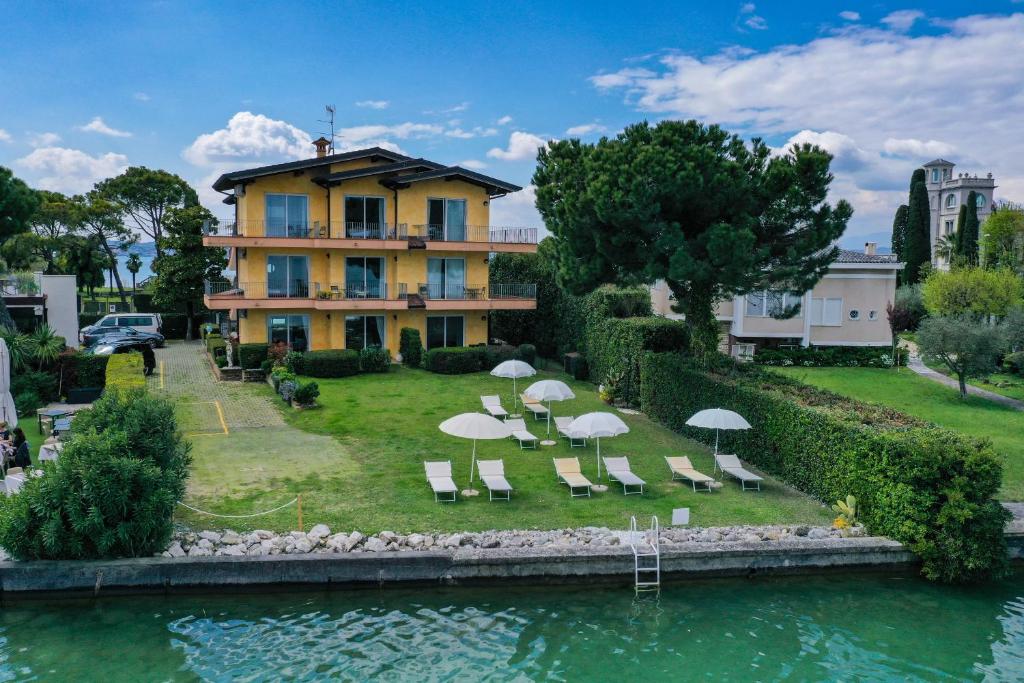 Апартаменты (Улучшенные апартаменты с 1 спальней и видом на озеро) отеля Residence Casa dei Pescatori, Сирмионе