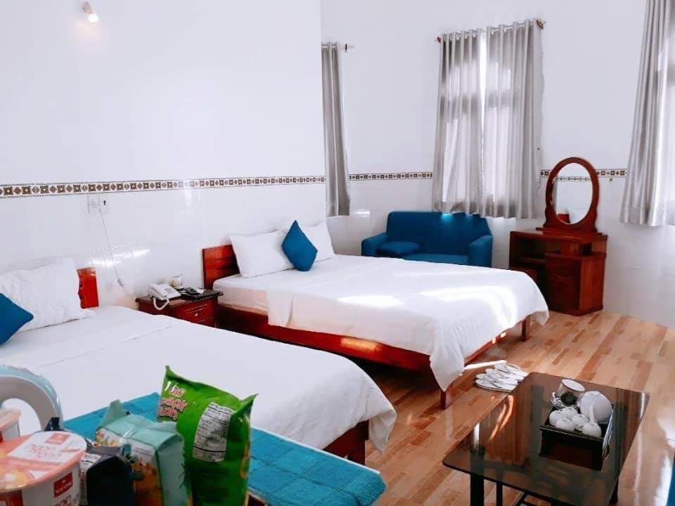 Четырехместный (Номер Делюкс с 2 кроватями размера «queen-size») отеля Nhà nghỉ NGỌC TRÍ PHÚ, Дуонг-Донг