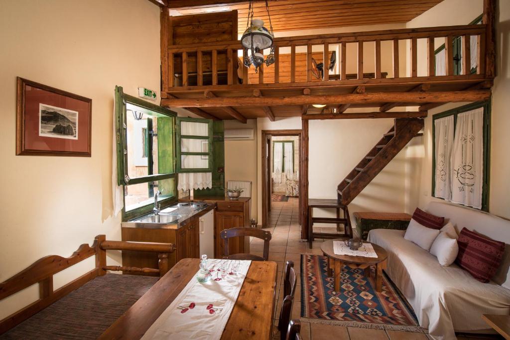 Апартаменты (Двухуровневые апартаменты с 2 комнатами (для 2–5 взрослых)) апарт-отеля Enagron Ecotourism Village, Аксос