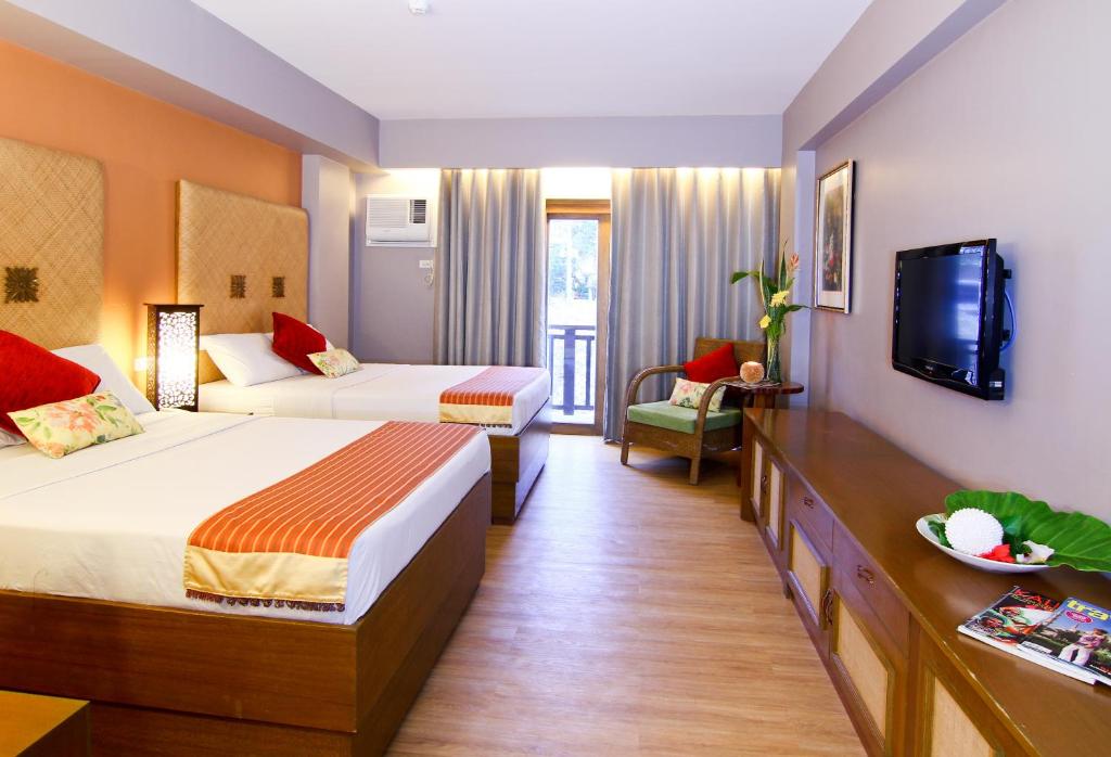 Двухместный (Двухместный номер Делюкс с 2 отдельными кроватями) курортного отеля Boracay Tropics Resort Hotel, Боракай