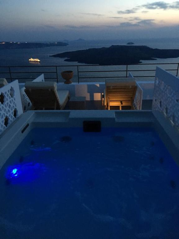 Сьюит (Honeymoon Suite Caldera View with outdoor heated Jacuzzi on terrace) отеля Amelot Art Suites, Тира