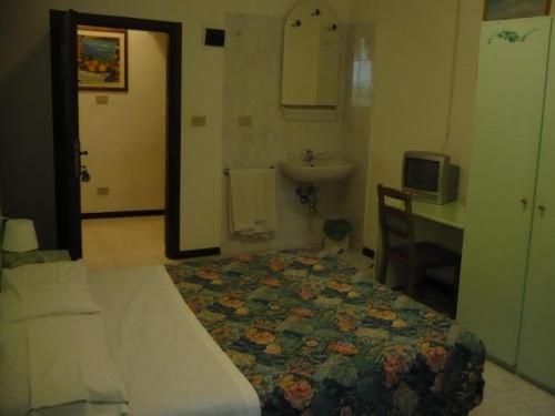 Трехместный (Трехместный номер с общей ванной комнатой в дополнительном здании) отеля Hotel Adua, Венеция