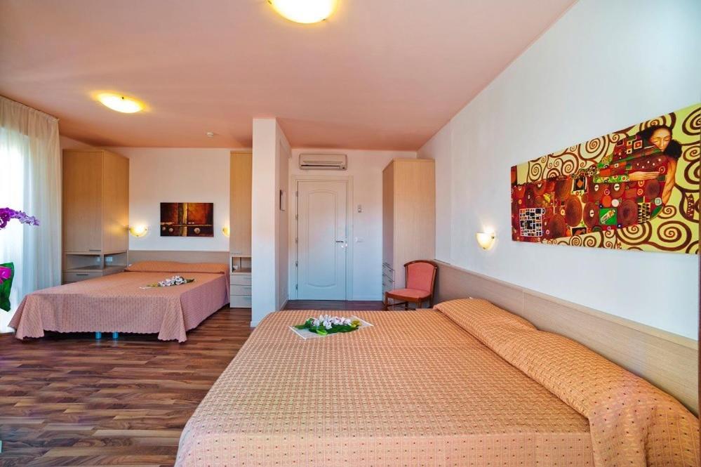 Четырехместный (Классический четырехместный номер) отеля Hotel Victoria, Бибионе