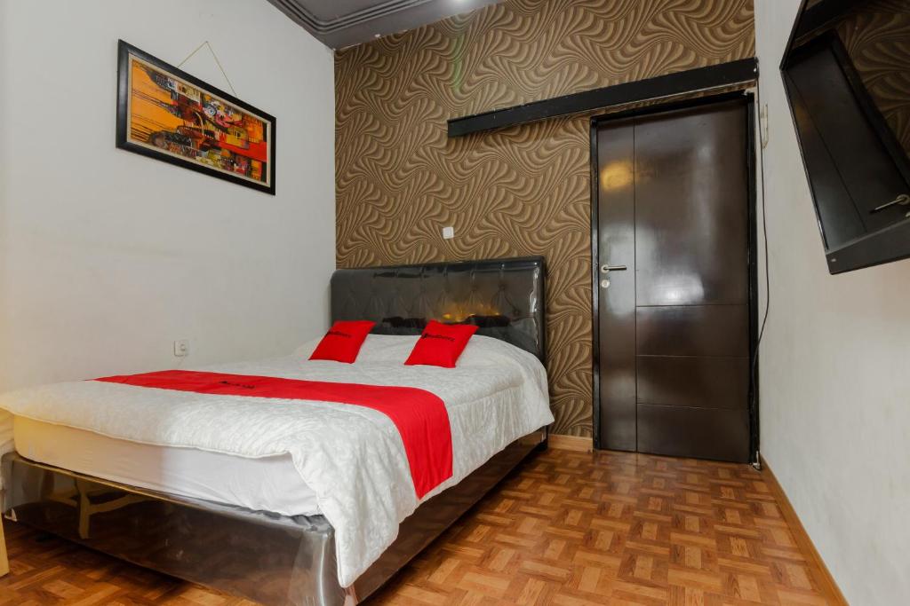 Двухместный (Улучшенный двухместный номер с 1 кроватью) гостевого дома RedDoorz @ Taman Bendungan Asahan, Джакарта