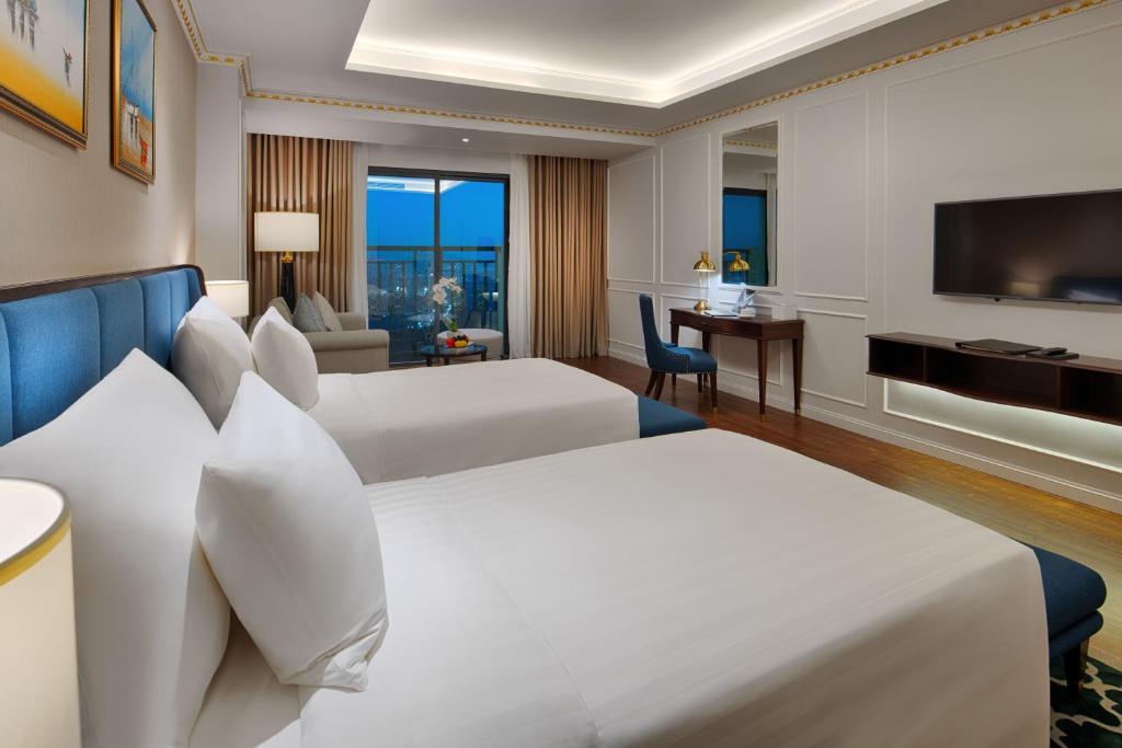 Двухместный (Двухместный номер Делюкс с 2 отдельными кроватями и видом на залив) отеля FLC Halong Bay Golf Club & Luxury Resort, Халонг