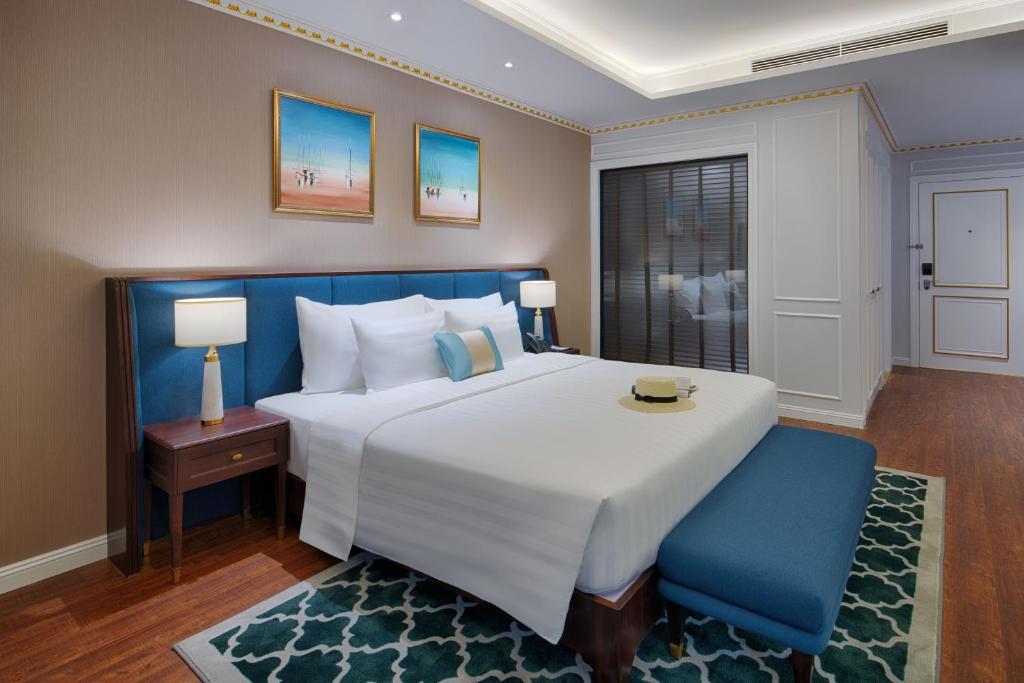 Двухместный (Premium Deluxe Room – Golf View) отеля FLC Halong Bay Golf Club & Luxury Resort, Халонг