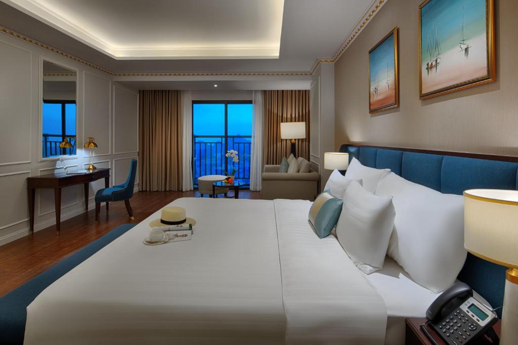 Двухместный (Club Double Room – Golf View) отеля FLC Halong Bay Golf Club & Luxury Resort, Халонг
