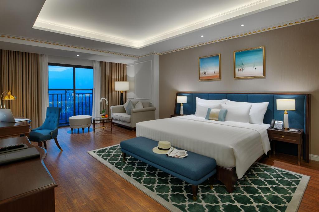 Двухместный (Deluxe Double Room – Golf View) отеля FLC Halong Bay Golf Club & Luxury Resort, Халонг