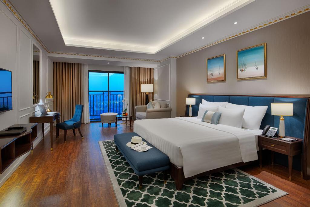 Двухместный (Premium Deluxe Room – Bay View) отеля FLC Halong Bay Golf Club & Luxury Resort, Халонг