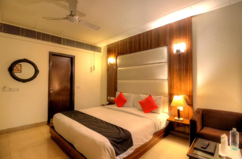 Двухместный (Двухместный номер Делюкс с 1 кроватью) отеля Airport Hotel Impress, Нью-Дели