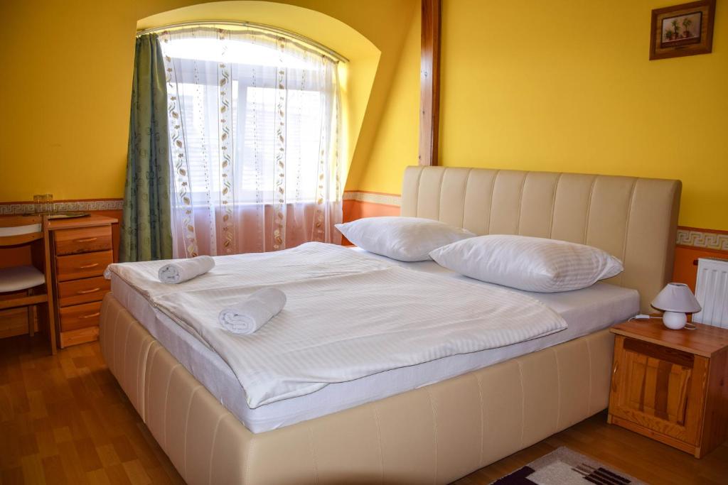 Двухместный (Двухместный номер с 1 кроватью или 2 отдельными кроватями и собственной ванной комнатой) отеля Ambrózia Guesthouse, Надьканижа