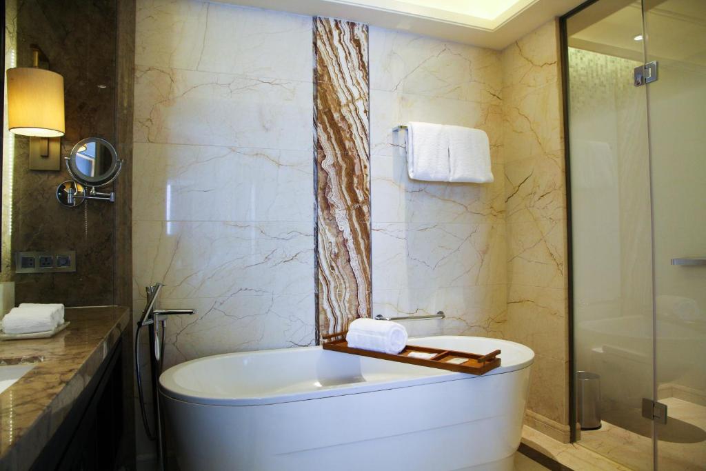 Двухместный (Club lounge access, Larger Guest room, 2 Double, City view), The Westin Qingdao