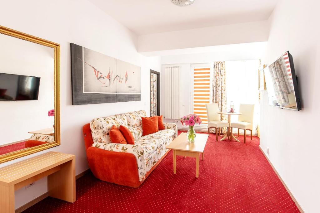 Сьюит (Улучшенный люкс с террасой (с местом для курения)) отеля Bucur Accommodation, Бухарест