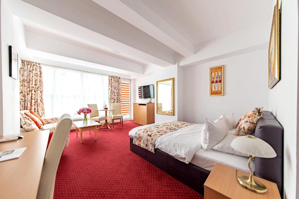 Двухместный (Улучшенный двухместный номер с 1 кроватью и балконом (с местом для курения)) отеля Bucur Accommodation, Бухарест