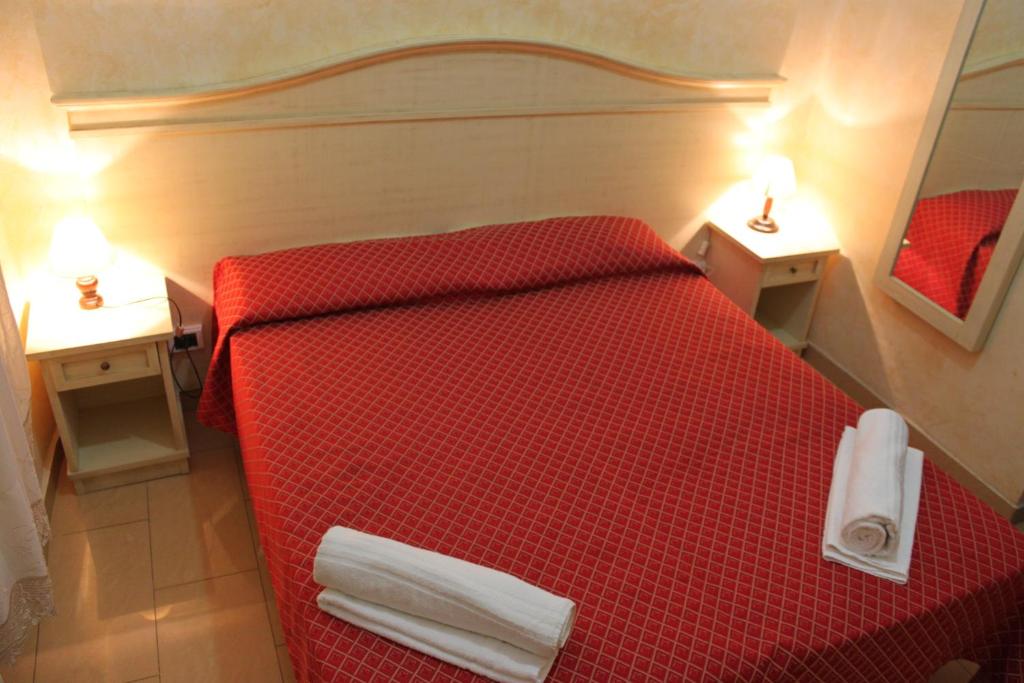 Двухместный (Двухместный номер с 1 кроватью или 2 отдельными кроватями и собственной внешней ванной комнатой) гостевого дома B&B Alex Guest House with bathroom, Рим