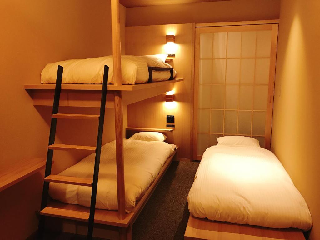 Двухместный (Двухместный номер с 2 отдельными кроватями и собственной ванной комнатой) хостела Shiki Shiki Higashiyama, Киото