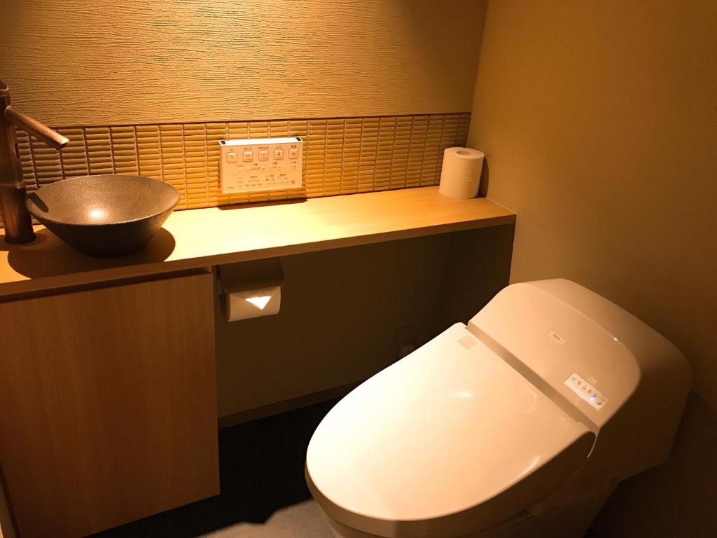 Трехместный (Трехместный номер с собственной ванной комнатой) хостела Shiki Shiki Higashiyama, Киото