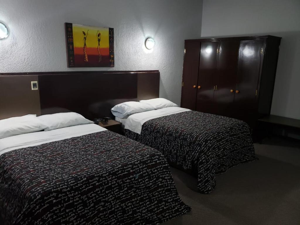 Четырехместный (Двухместный номер с 2 двуспальными кроватями) мотеля Hotel Aeropuerto with bathroom, Толука-де-Лердо