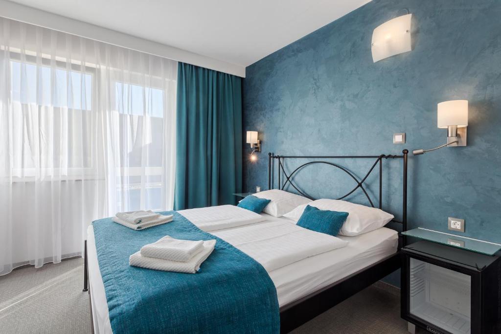 Двухместный (Двухместный номер с 1 кроватью или 2 отдельными кроватями и балконом) отеля Hotel Porec, Пореч