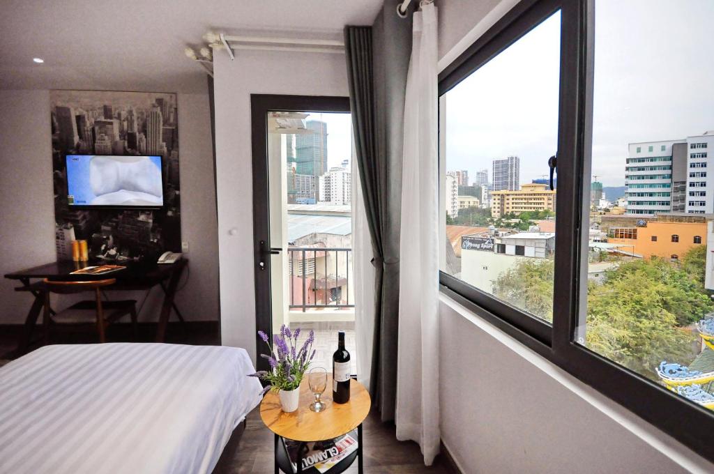 Двухместный (Двухместный номер с 2 отдельными кроватями и окном) отеля King Homestay Hotel with terrace, Нячанг