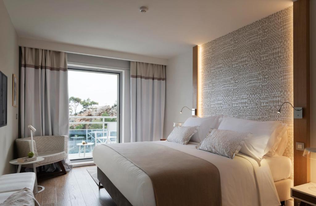 Сьюит (Специальное предложение - Представительский люкс с балконом, вид на море, предоставляется трансфер от/до аэропорта) отеля Hotel Bellevue Dubrovnik, Дубровник