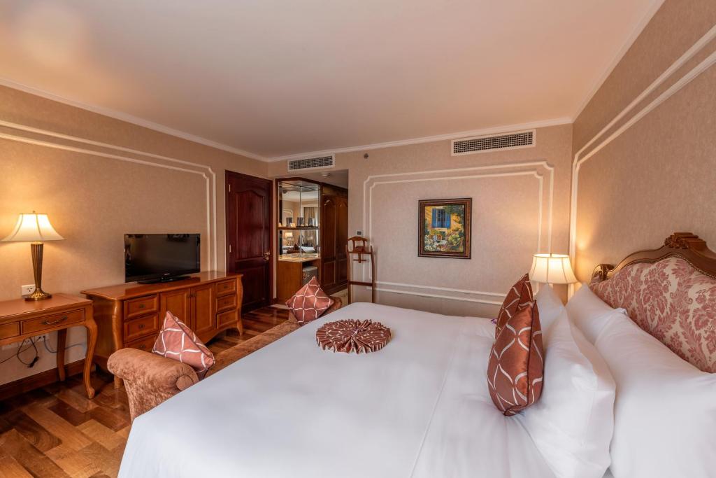 Сьюит (Роскошный люкс с кроватью размера «king-size») отеля Grand Hotel Saigon, Хошимин