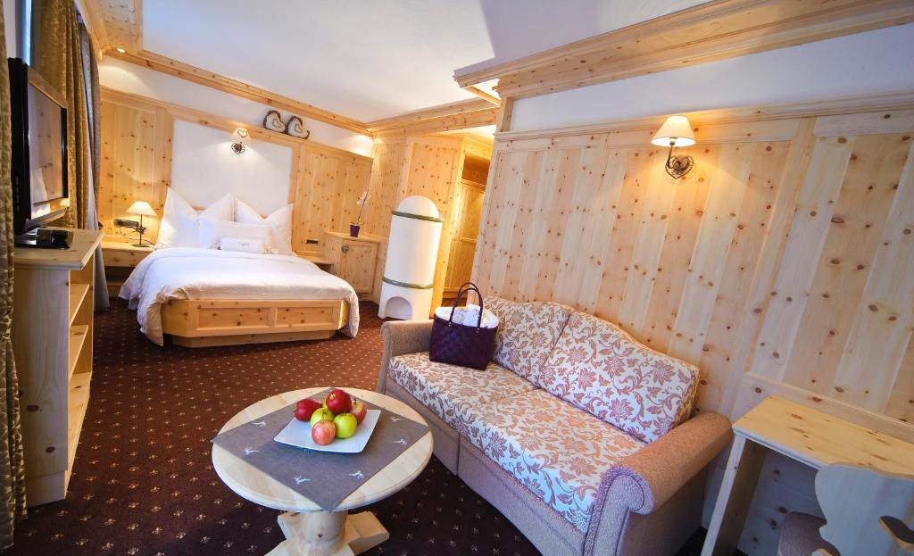 Двухместный (Улучшенный номер с кроватью размера «queen-size»), Alpin Garden Wellness Resort - Adults Only