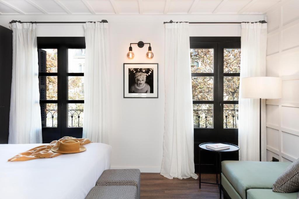 Двухместный (Улучшенный двухместный номер с 1 кроватью, вид на бульвар Рамбла) отеля Boutique Hotel Casa Volver, Барселона