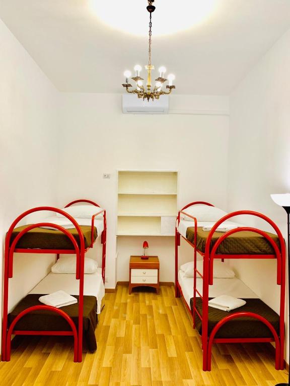 Номер (Кровать в общем номере для женщин с 4 кроватями) гостевого дома COMFORT INN ROMA TERMINI, Рим