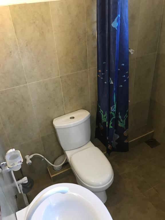 Номер (Односпальная кровать в общем номере для мужчин с общей ванной комнатой.) курортного отеля Star Holiday Resort, Хиккадува