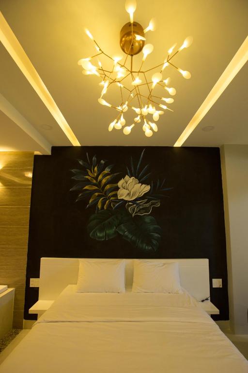 Двухместный (Двухместный номер Делюкс с 1 кроватью и балконом) отеля Romely Hotel Nha Trang, Нячанг