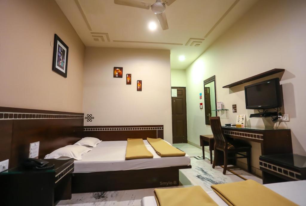 Семейный (Улучшенный семейный номер) отеля Smyle Inn, Нью-Дели