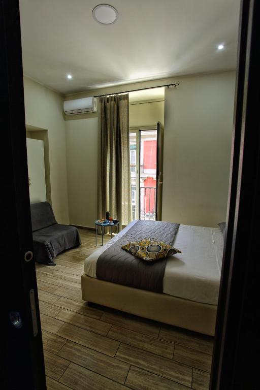 Двухместный (Двухместный номер Делюкс с 1 кроватью и балконом), Napoli City Rooms