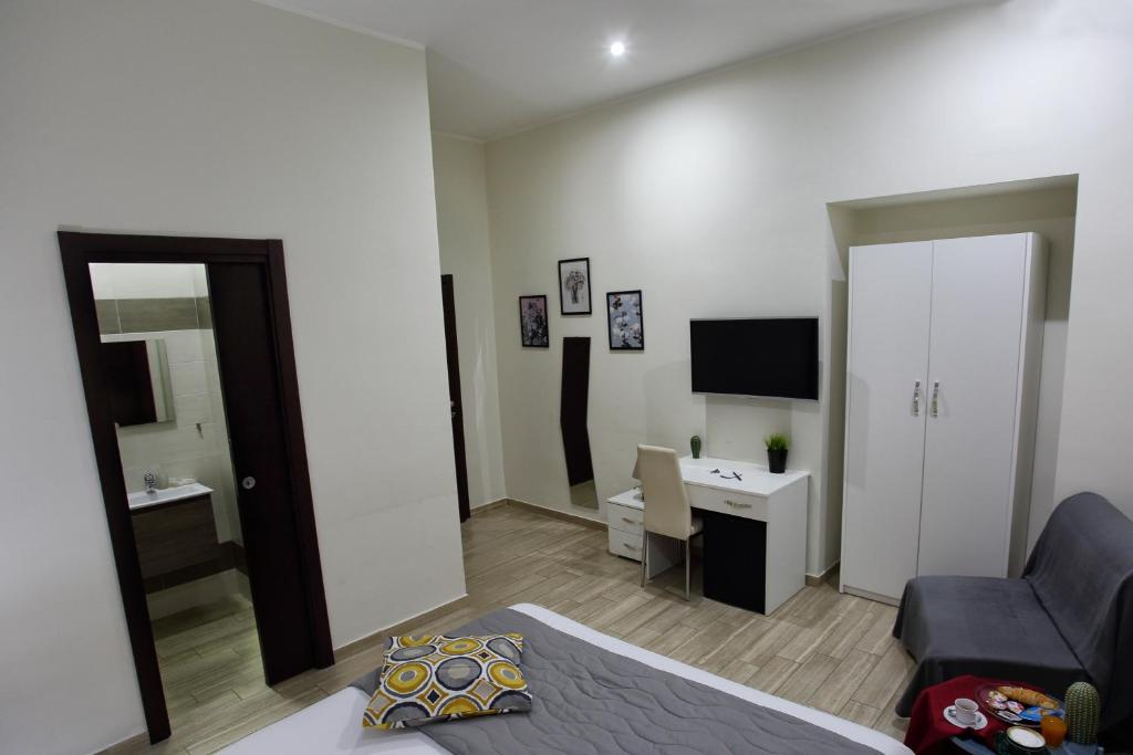 Двухместный (Двухместный номер Делюкс с 1 кроватью и балконом), Napoli City Rooms