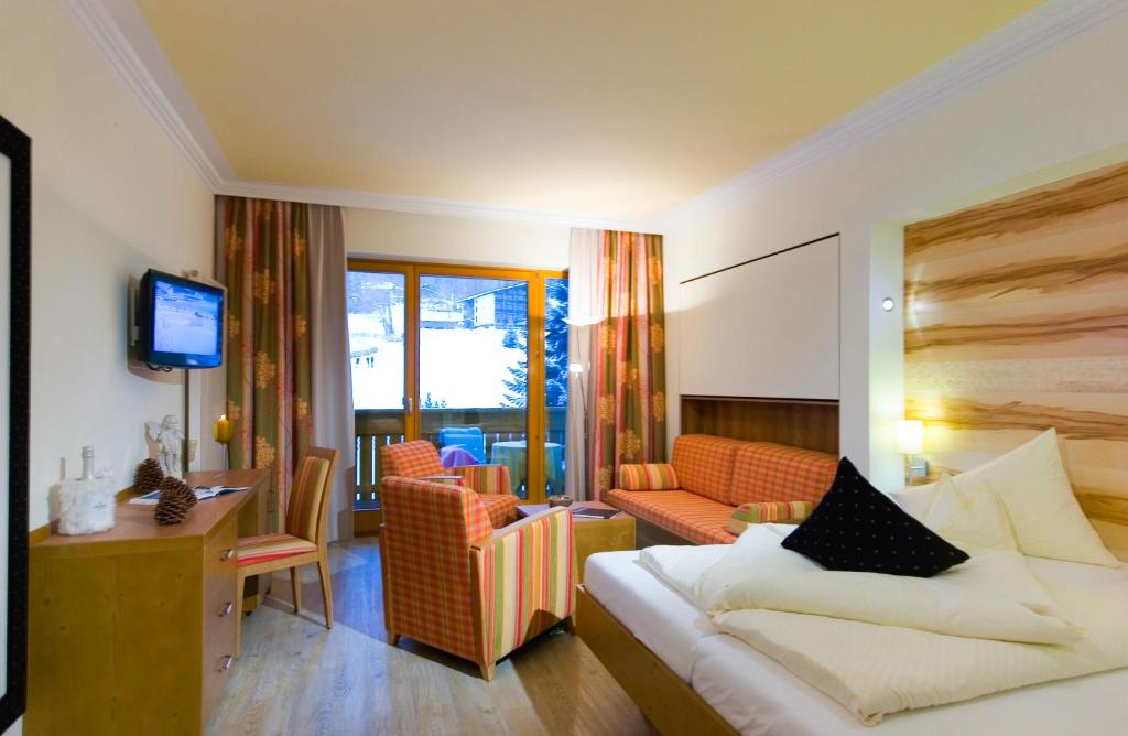 Двухместный (Двухместный номер «Комфорт» с 1 кроватью (для 2 взрослых и 1 ребенка)) отеля Hotel Kärntnerhof, Бад-Клайнкирхайм