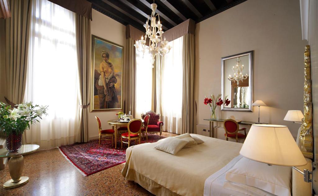 Сьюит (Представительский люкс с видом на канал (для 4 взрослых)) отеля Hotel Liassidi Palace - Small Luxury Hotels of the World, Венеция