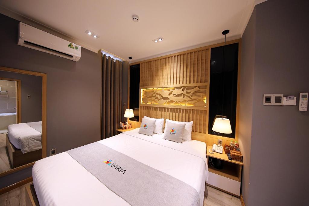 Двухместный (Улучшенный номер с кроватью размера «king-size») отеля Varia Hotel, Дуонг-Донг