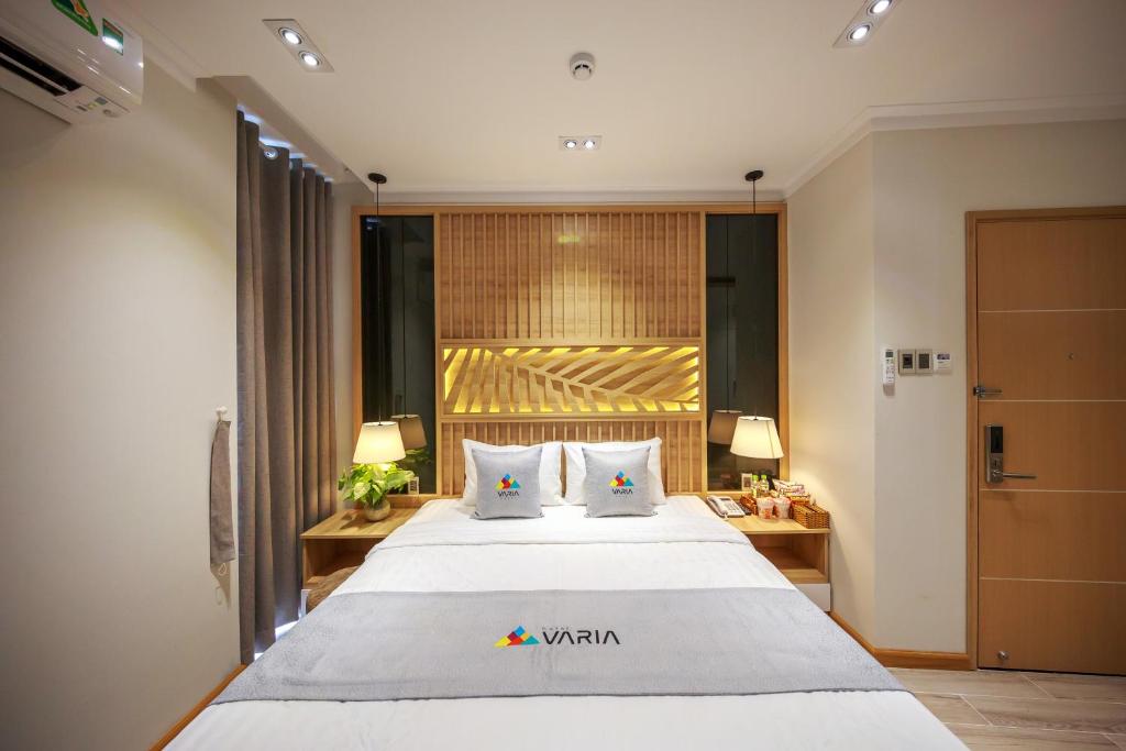Двухместный (Номер Делюкс с кроватью размера «king-size») отеля Varia Hotel, Дуонг-Донг