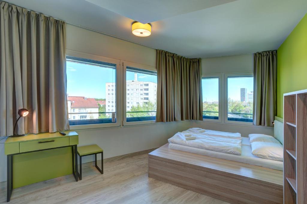 Двухместный (Двухместный номер с 2 отдельными кроватями) отеля MEININGER Hotel München Olympiapark, Мюнхен