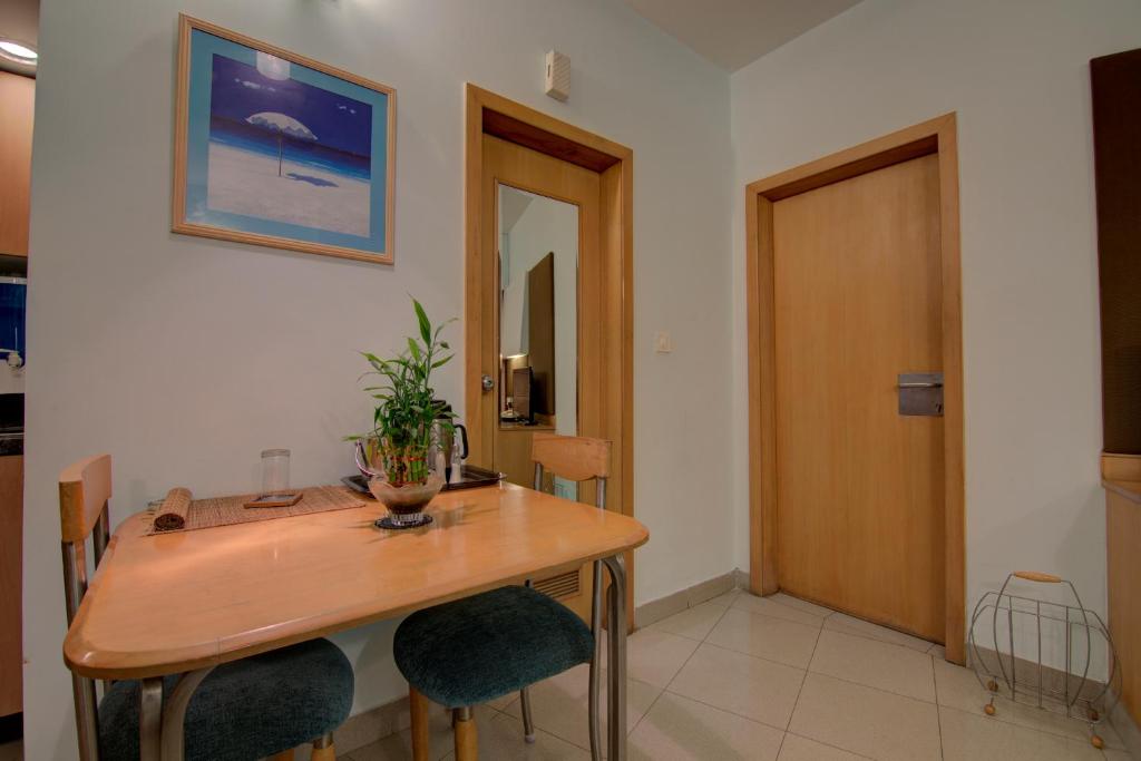 Апартаменты (Deluxe One-Bedroom Apartment with 24 Hours Check-In & Check-out), Tristar Service Apartments