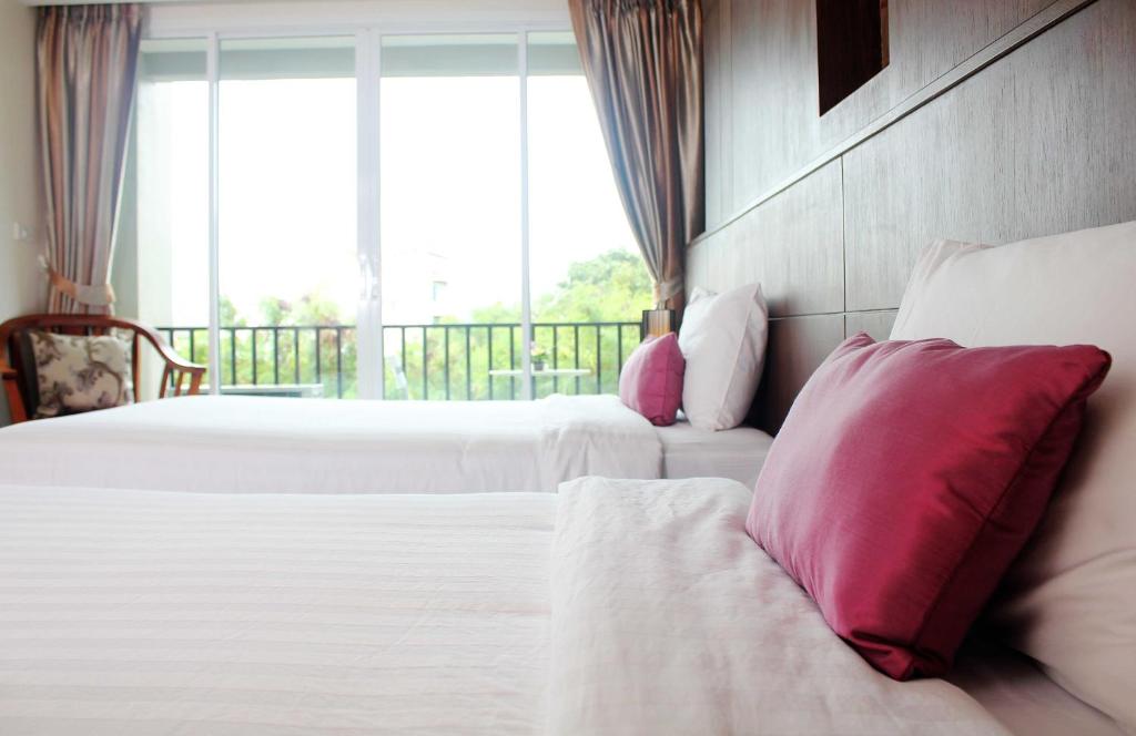 Двухместный (Улучшенный двухместный номер с 2 отдельными кроватями) отеля Lub Sbuy House Hotel, Пхукет