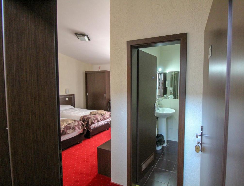 Двухместный (Двухместный номер с 2 отдельными кроватями и балконом) отеля Hotel Razvan, Бухарест