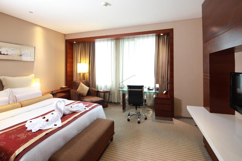 Двухместный (Номер Делюкс с кроватью размера «king-size») отеля Ramada Plaza Shanghai Caohejing Hotel, Шанхай