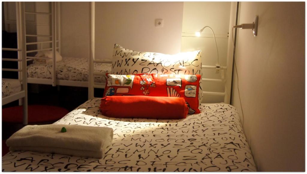 Номер (Односпальная кровать в общем номере с 6 кроватями) хостела Hostel Gaia Porto, Вила-Нова-ди-Гая