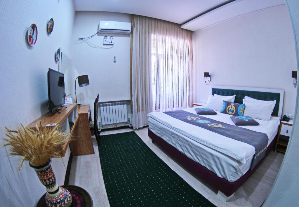 Двухместный (Номер с кроватью размера «king-size» и балконом) гостевого дома Rohat Hotel, Душанбе