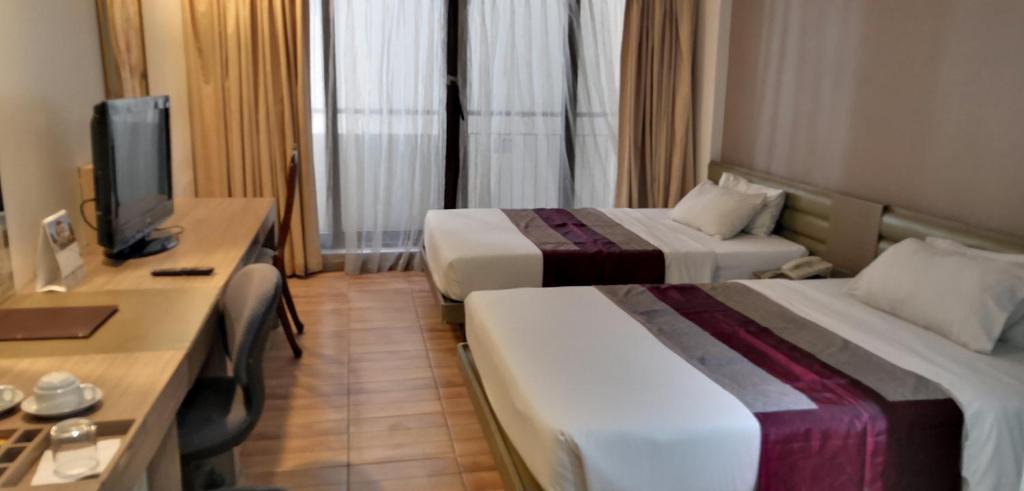 Двухместный (Двухместный номер Делюкс с 2 отдельными кроватями) отеля The E-Hotel Makati, Манила